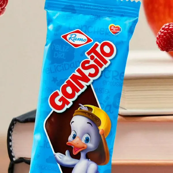 El Gansito de Ramo está en el ojo del huracán tras una denuncia de Noticias Uno. El reporte de '¿Qué tal esto?' evidencia el hacinamiento de gallinas. 