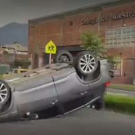 Camioneta terminó volcada por choque con taxi en la calle 63 de Bogotá