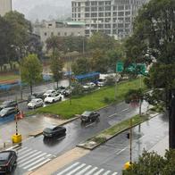 Bogotá bajo el agua: fuertes lluvias con tormentas eléctricas afectan el tráfico en Chapinero, Teusaquillo y el sur de la ciudad.