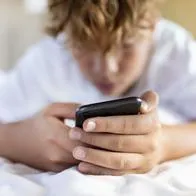 Joven con redes sociales