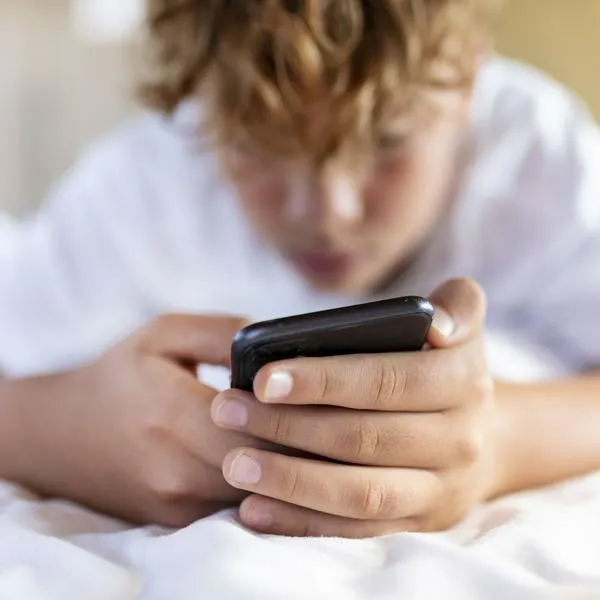 Joven con redes sociales