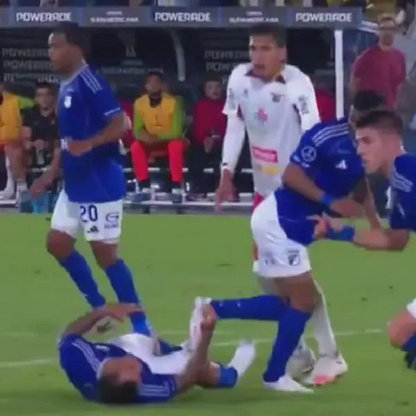 Preocupación por la salud de Rodrigo Contreras; duro choque de cabezas y salió en camilla