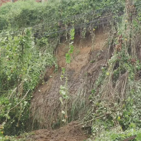 Derrumbe por las fuertes lluvias; dos personas se salvaron de milagro