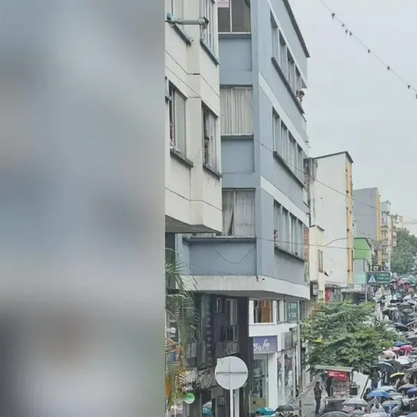 La lluvia no impidió que los docentes marcharan por una salud digna