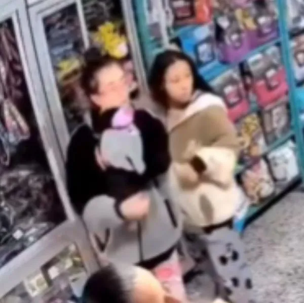 Dos mujeres robaron tienda en Bogotá, las pillaron y se hicieron las inocentes 