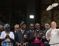 "El mundo está siendo destruido por unos pocos tiranos": el papa León XIV durante su visita a Camerún