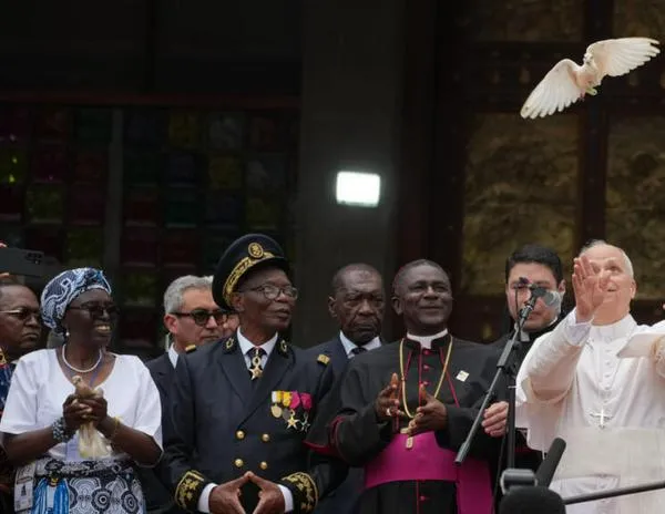 "El mundo está siendo destruido por unos pocos tiranos": el papa León XIV durante su visita a Camerún