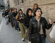 Colas y confusión en España: así fue el primer día del proceso de regularización masiva de migrantes