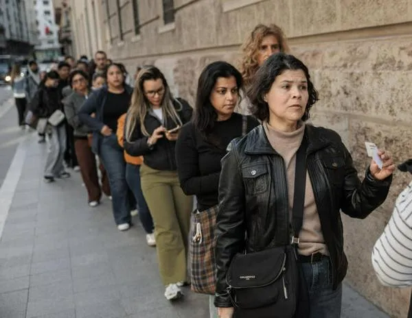 Colas y confusión en España: así fue el primer día del proceso de regularización masiva de migrantes