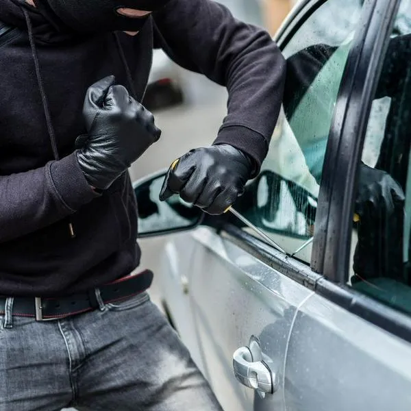 Una familia en Bogotá fue atacada por 7 delincuentes con escopeta. Dispararon contra un carro donde había dos niñas; la madre resultó herida. 