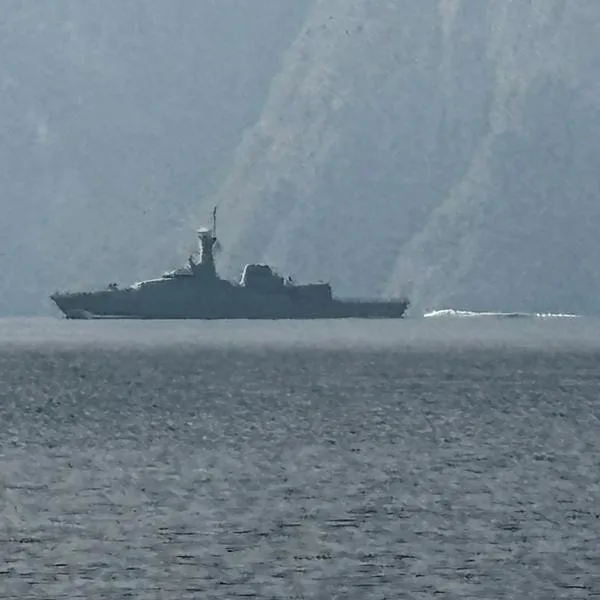 Irán reabrió estrecho de Ormuz, pero puso condición y Donald Trump respondió