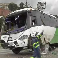Grave accidente cerca de Centro Suba (Bogotá): bus arrasó con andén y quedó destruido. Por fortuna, no hay heridos. 