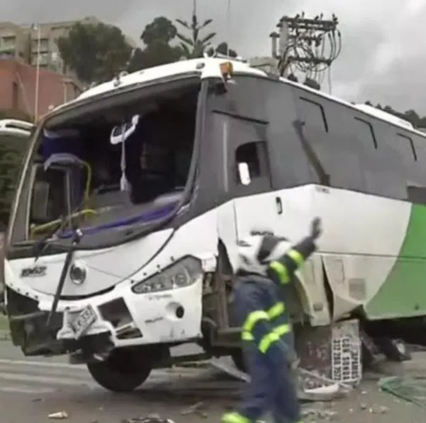 Grave accidente cerca de Centro Suba (Bogotá): bus arrasó con andén y quedó destruido. Por fortuna, no hay heridos. 