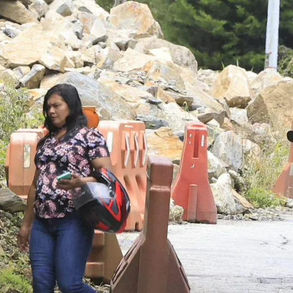 Vía a Santa Elena: un derrumbe mantiene bloqueado el paso desde Medellín