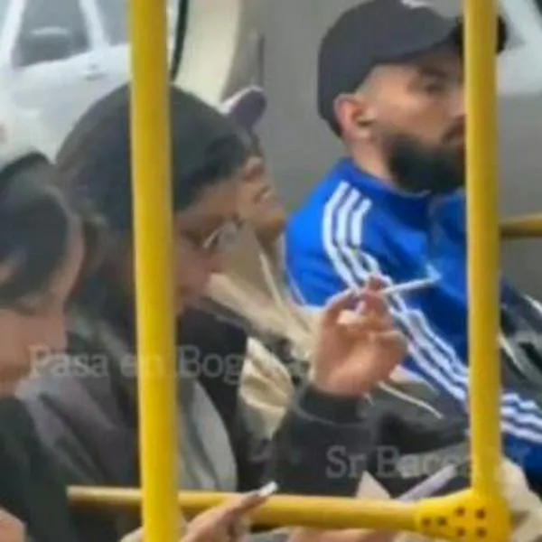 Imagen de una mujer fumando cigarrillo en un bus de Transmilenio