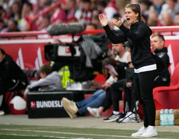 Marie-Louise Eta hace historia y dirige su primer partido al frente del Unión Berlín