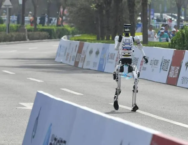 'Nueva era': robot humanoide supera a humanos en media maratón de Beijing y bate récord mundial