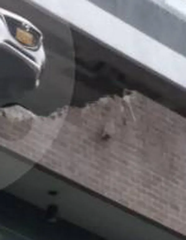 Susto en Envigado: vehículo quedó al borde de caer desde un parqueadero en altura