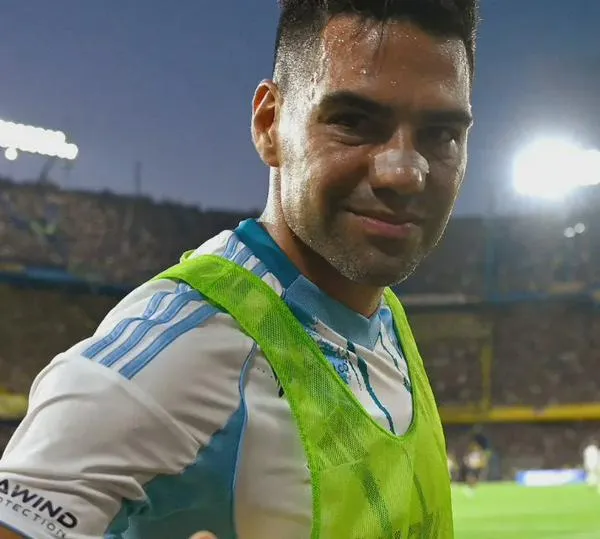 Parte médico de Falcao García, tras salir en ambulancia por un golpe; Fabián Bustos habló