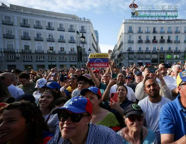 Cánticos racistas contra Delcy Rodríguez en acto de la oposición venezolana causan rechazo en España