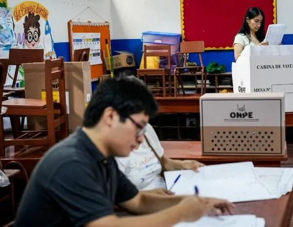 Perú inicia un inédito recuento público de actas observadas, con la carrera al balotaje en vilo