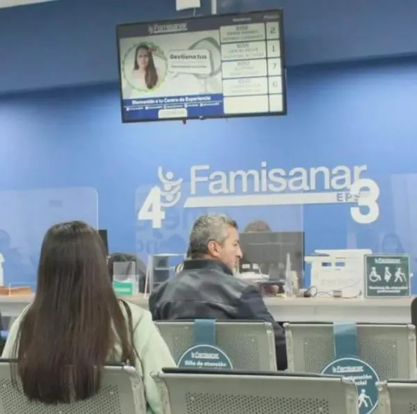 Sede de Famisanar, entidad que podría fusionarse con Nueva EPS si se aprueba una idea del Gobierno