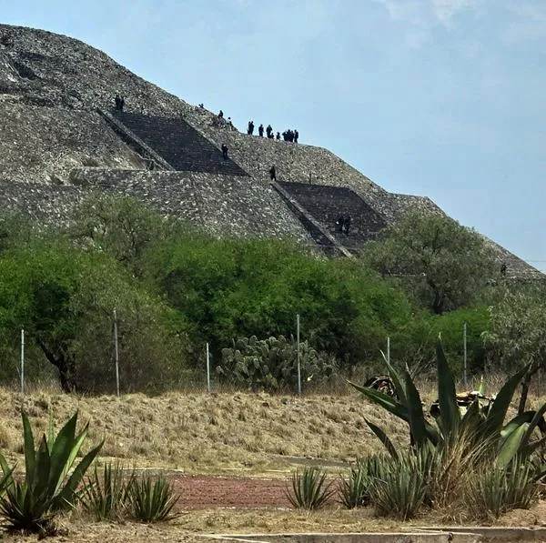 Momento en el que turistas se resguardan por una balacera en las pirámides de Teotihuacán, en México