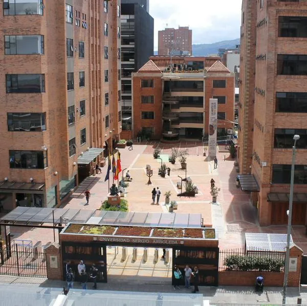 Edificios de la Universidad Sergio Arboleda, de donde una joven cayó este lunes 20 de abril