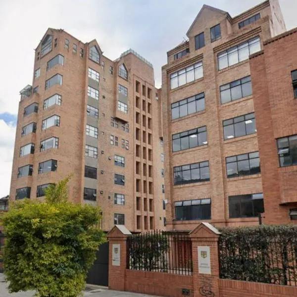 Entrada de la Universidad Sergio Arboleda de Bogotá, que suspendió clases el 20 de abril luego de que una joven cayó desde un edificio del campus