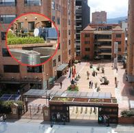 En círculo, el interior de la Universidad Sergio Arboleda luego de que una mujer murió al caer desde un edificio de la institución