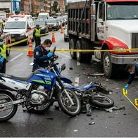 Accidente en Bogotá hoy: policía iba en moto, se resbaló y murió atropellado 