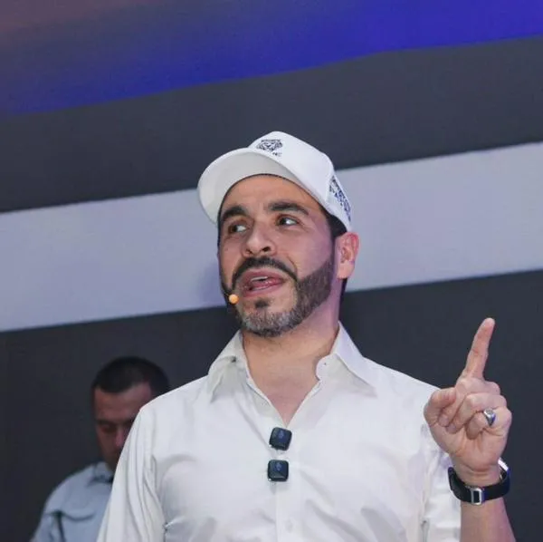 Abelardo De La Espriella envió carta a medios aceptando debate con Iván Cepeda sin condiciones y criticó exigencias del senador.