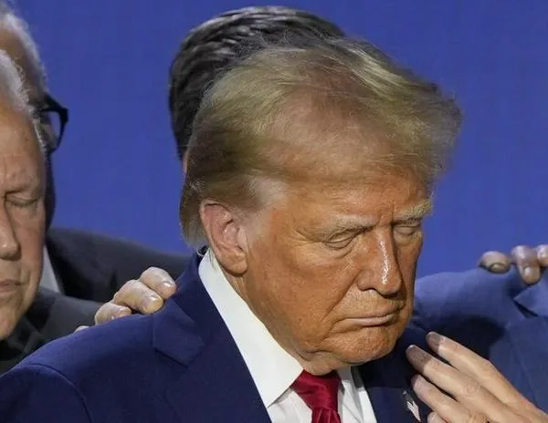 Trump vuelve a echarse para atrás y extiende indefinidamente el alto el fuego con Irán