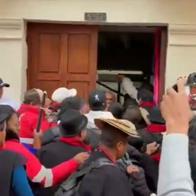 Momento en el que los indígenas misak entraron a la fuerza a la sede de la Cancillería, en Bogotá