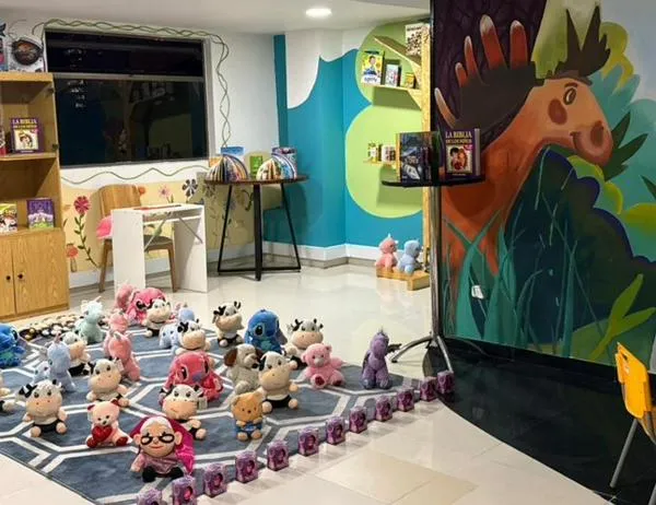 Biblioteca en zona de tolerancia abre camino de protección para niñas y niños en Bogotá 
