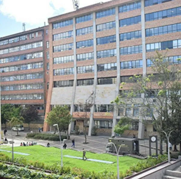 El Hospital San Ignacio en Bogotá declaró emergencia funcional en urgencias por ocupación del 651 %. Crisis de salud y deuda de EPS.