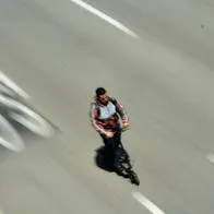 Patineta eléctrica en Bogotá, que podrá tener multa por adelantar por la derecha de 350.000 pesos.