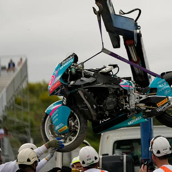David Alonso tuvo duro accidente en Moto2 y destrozó la moto: dicen cómo está