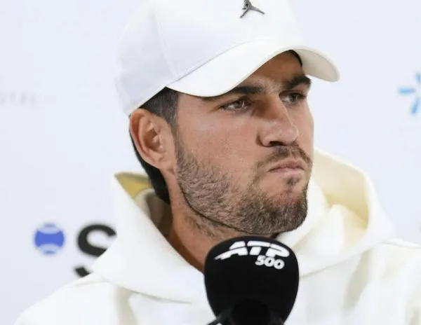 El tenista español Carlos Alcaraz anuncia que no jugará en Roland Garros