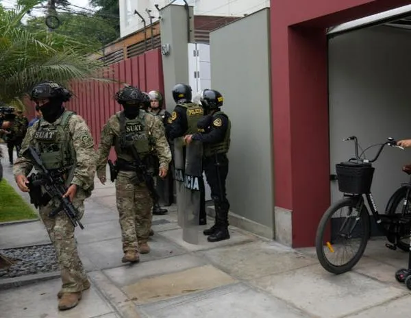 Allanamientos, lentitud del escrutinio y no a nuevos comicios: la novela electoral en Perú suma capítulos