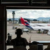 Crisis en la Aerocivil por inseguridad aérea en el aeropuerto El Dorado. Denuncias de falta de controladores y presiones por contratos del clan Torres.