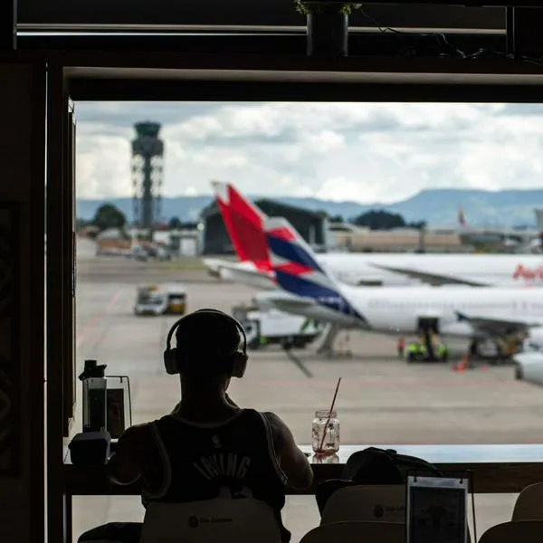 Crisis en la Aerocivil por inseguridad aérea en el aeropuerto El Dorado. Denuncias de falta de controladores y presiones por contratos del clan Torres.