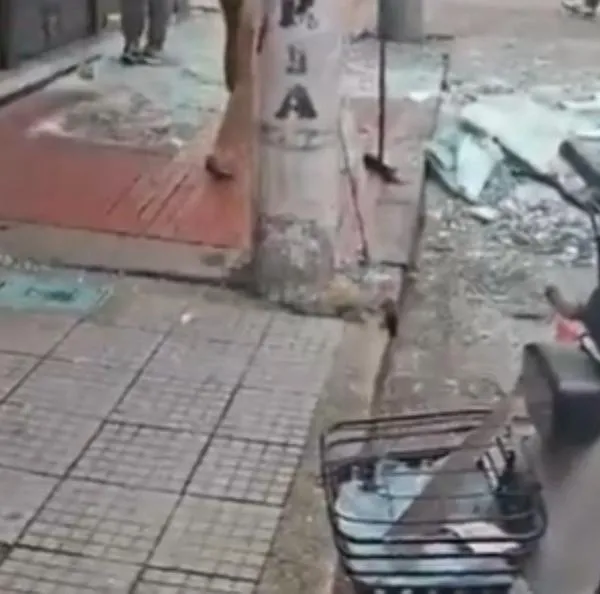 Video del ataque con granada en el centro de Bogotá hoy 25 de abril. Explosión en locales comerciales de la Carrera 20 con Calle 13.
