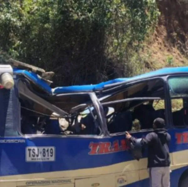 Atentado con explosivos cayó sobre bus en la vía Panamericana: hay 7 muertos y 20 heridos, a un mes de elecciones presidenciales. 