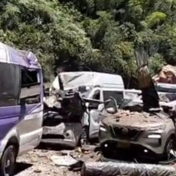 Ataque con explosivos en Cajibío, Cauca, hoy 25 de abril. Siete muertos tras explosión de cilindro en bus de la vía Panamericana.