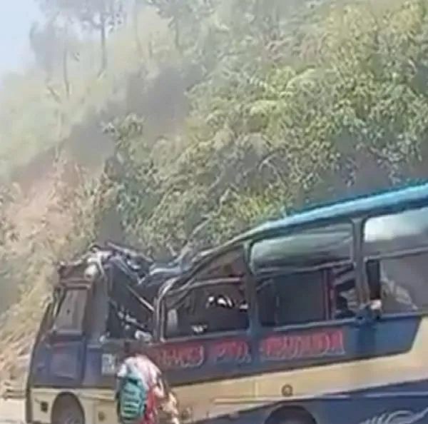 Video del atentado con cilindro bomba en Cajibío, Cauca. Imágenes del momento exacto de la explosión en la vía Panamericana hoy 25 de abril.