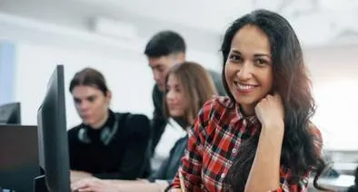 Trabajadores podrán estudiar pregrado con becas del 90 % en Colombia: fecha límite para aplicar 