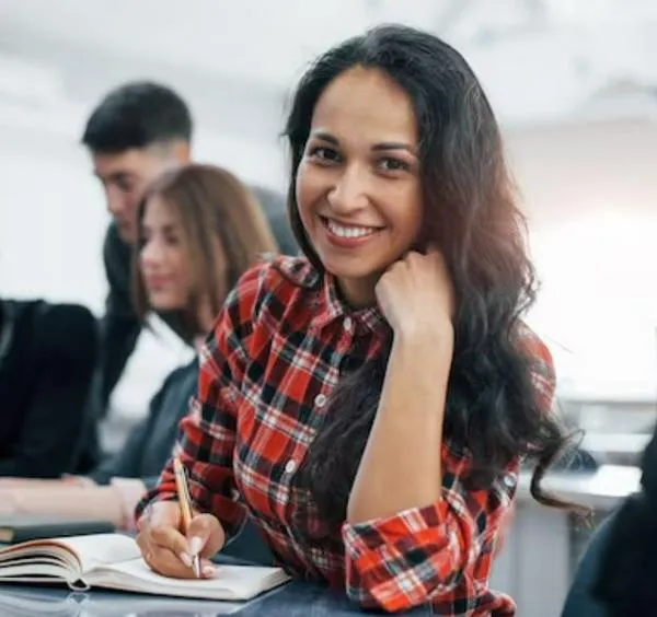 Trabajadores podrán estudiar pregrado con becas del 90 % en Colombia: fecha límite para aplicar 