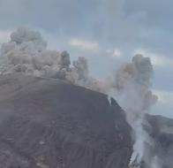 Turistas subieron volcán que está prohibido y quedaron en medio de una erupción