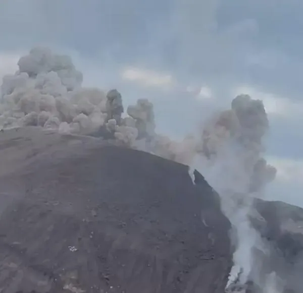 Turistas subieron volcán que está prohibido y quedaron en medio de una erupción